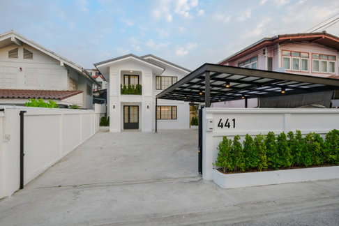 S2959 For sale: Newly renovated detached house, ready to move in, located in Soi On Nut 44.
