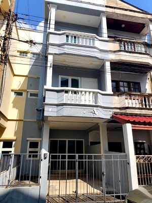 ทาวน์โฮม เอสพลานาด งามวงศ์วาน-แคราย : 🔥 ขายด่วน! ทาวน์เฮาส์ 3 ชั้น 18 ตร.ว. 4 นอน 🛏️ ใกล้ มหาวิทยาลัยเทคโนโลยีพระจอมเกล้าพระนครเหนือ 🎓 เพียง 3.25 ล้าน  💰 โทร 065-945-6540 📞