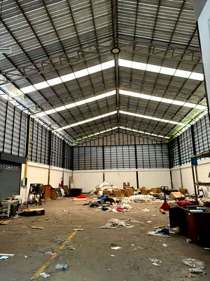 เช่าโรงงาน วิทยาลัยเทคโนโลยีธนบุรี :  ให้เช่าโกดัง ขนาด450ตรม. ทำเล สาย4 ถ.พุทธสาคร จากพุทธมณฑลสาย4 เพียง 5กม. มี 2 หลังในพื้นที่เดียวกัน ตอนนี้เหลือหลังสุดท้าย