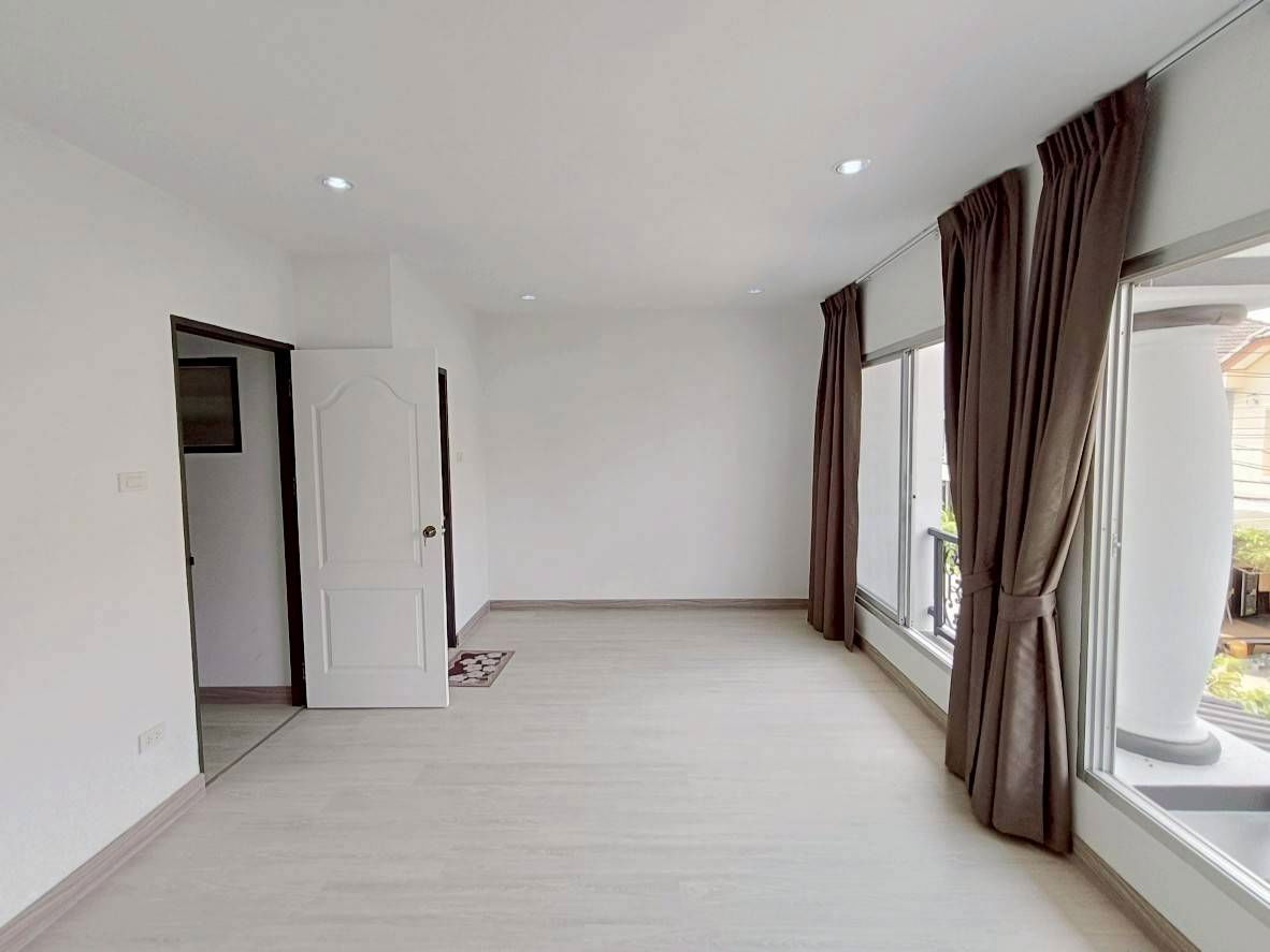 รูป ทาวน์เฮ้าส์สวยสภาพนางฟ้า!  รีโนเวทใหม่ แถมเฟอร์ฯ พร้อมอยู่ หมู่บ้านแมกไม้มิ่งเมือง ซ.สุเหร่าคลองหนึ่ง คลองสามวา  - รูปที่ 18/21