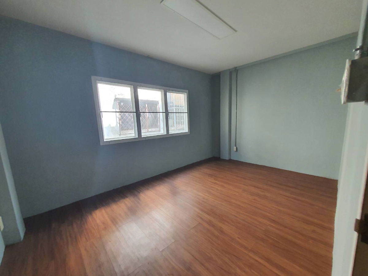 รูป 🔥 ขายด่วน! ทาวน์เฮาส์ 3 ชั้น 18 ตร.ว. 4 นอน 🛏️ ใกล้ มหาวิทยาลัยเทคโนโลยีพระจอมเกล้าพระนครเหนือ 🎓 เพียง 3.25 ล้าน  💰 โทร 065-945-6540 📞 - รูปที่ 6/17