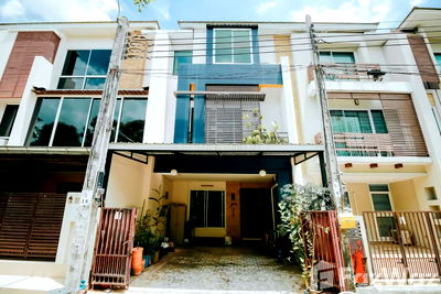 Townhouses for sale Bangkok : Soar to the Future of Luxury! Thanapat Haus Sathorn-Narathiwas 1123752