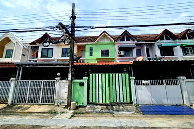 ทาวน์โฮม เดอะ คริสตัล เอสบี : ขายทาวน์เฮ้าส์ 2 ชั้น สวนผัก วิลเลจ ทำเลดี เดินทางสะดวก ตลิ่งชัน