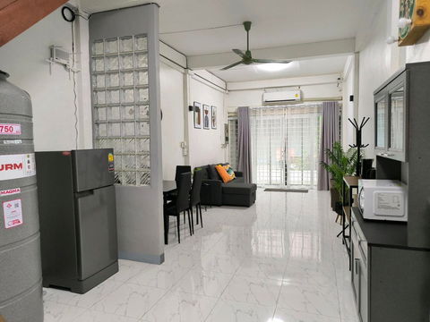 เช่าที่อยู่อาศัย ซอย เจริญนคร 48  พร้อมอยู่ มีแอร์ อินเทอร์เนต กล่องดิจิทอล ทีวี hbo ห่างจากปากซอย 200 เมตร 