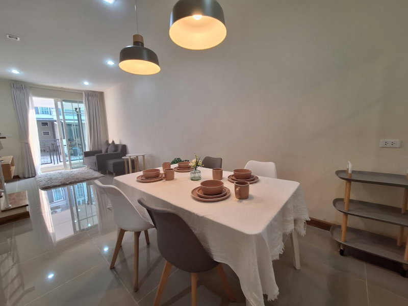 ทาวน์โฮมให้เช่า : ให้เช่าทาวน์โฮม โกลเด้นทาวน์ รวมโชค เชียงใหม่ (ว่างพร้อมเข้าอยู่) พื้นที่ 110 ตร.ม บ้านสวย