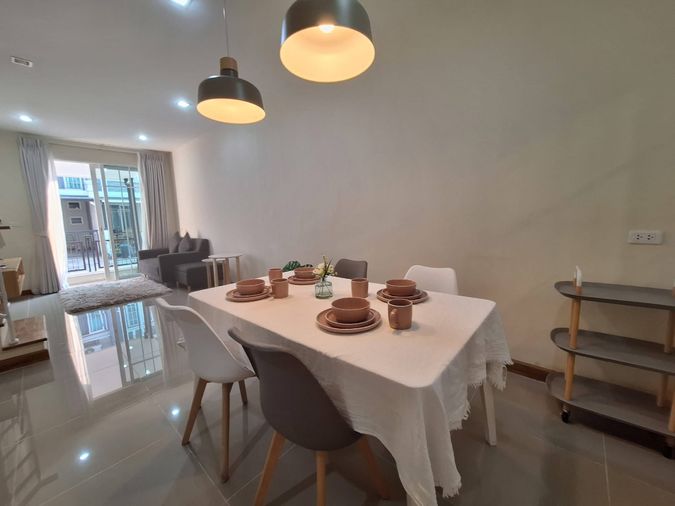 ให้เช่าทาวน์โฮม โกลเด้นทาวน์ รวมโชค เชียงใหม่  (ว่างพร้อมเข้าอยู่)  พื้นที่ 110 ตร.ม  บ้านสวย