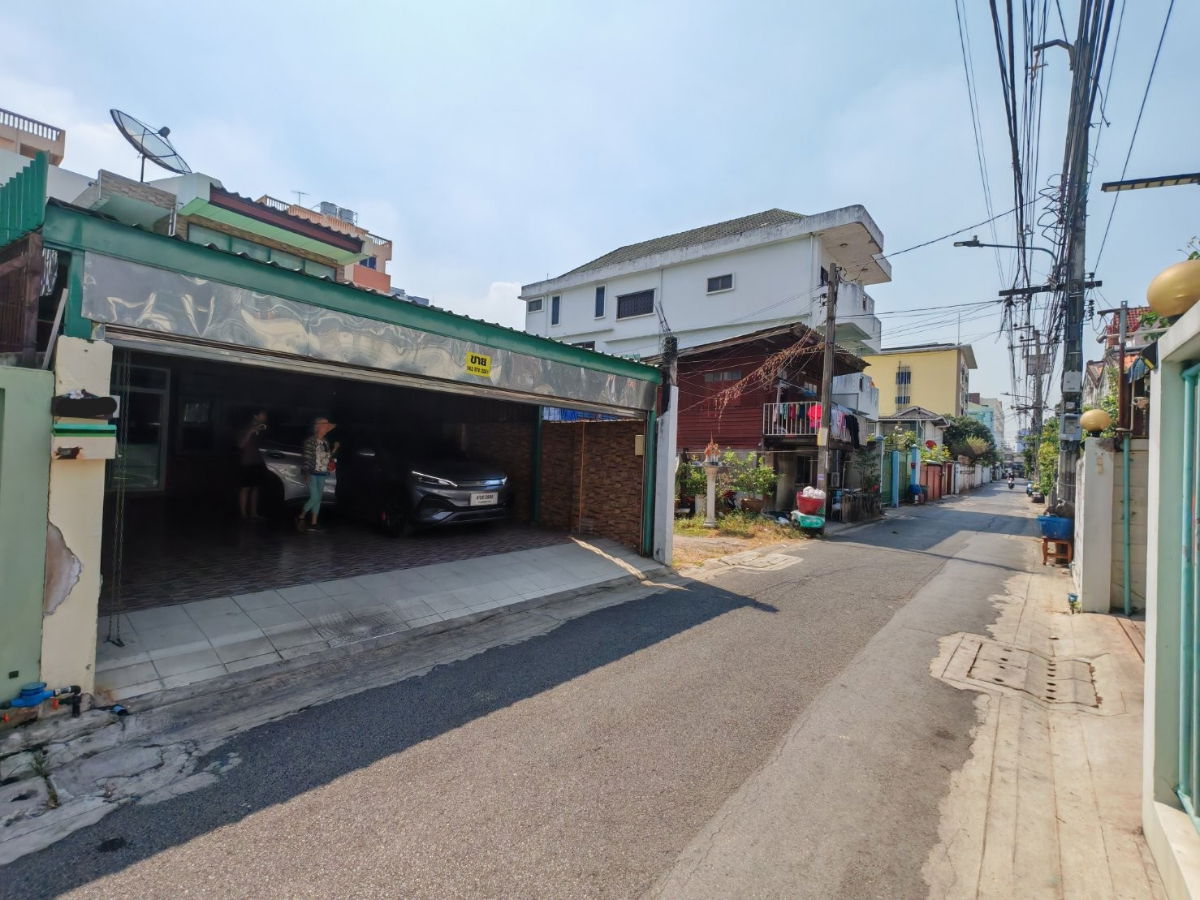 รูป ใกล้ถนนใหญ่ เซ็นทรัล โลตัส MRT บางยี่ขัน ขายบ้าน 2 ชั้น ซอยจรัญสนิทวงศ์ 57 มีประตูรั้วรีโมท - รูปที่ 1/14