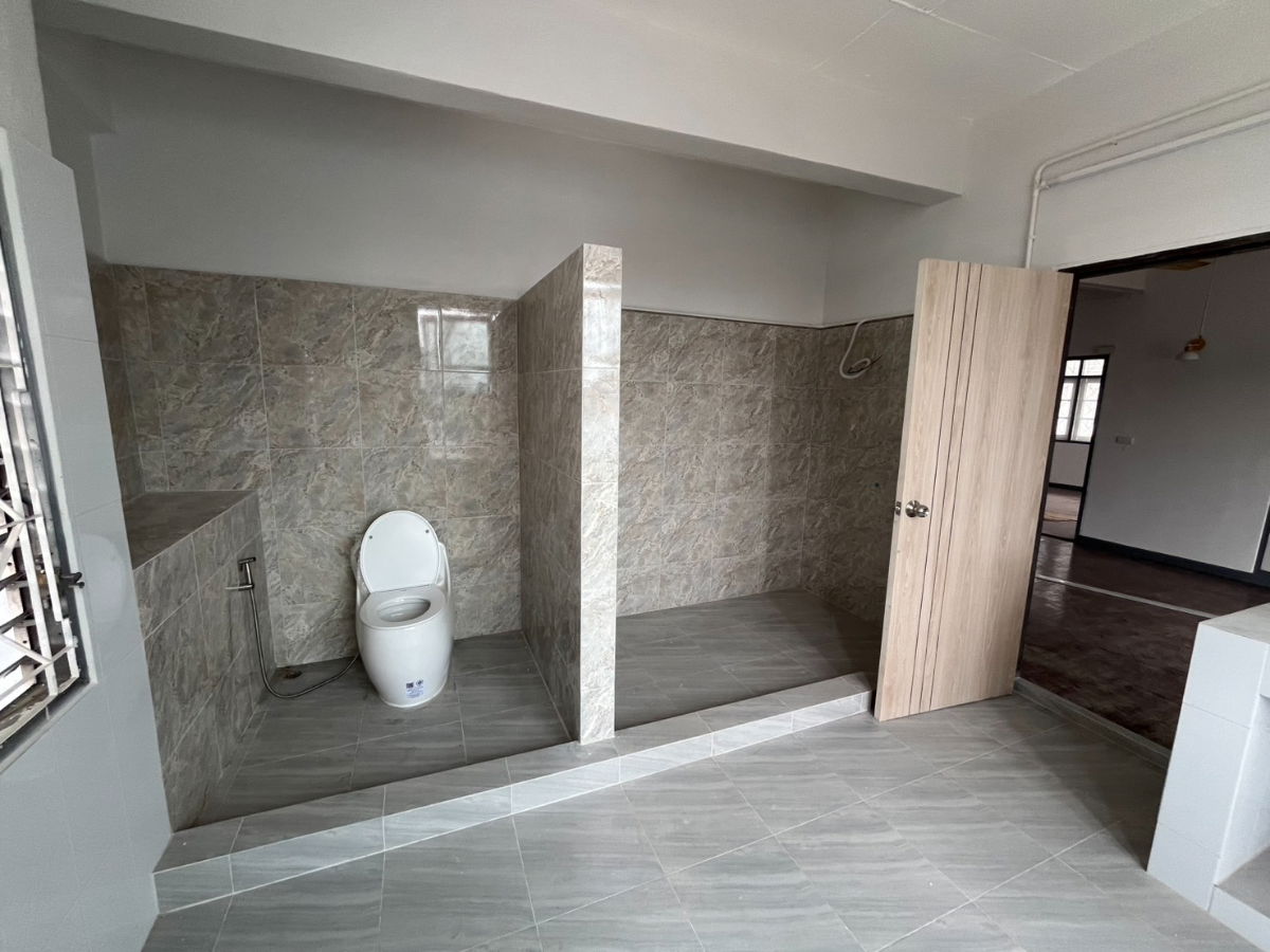 รูป หลังมุม ปรับปรุงใหม่ ใกล้ต้นซอย เช่าตึกแถว ซอย เจริญนคร 53 มีที่จอดรถ เงียบสงบ ซอยตัน เหมาะอยู่อาศัย โฮมออฟฟิศ - รูปที่ 8/10