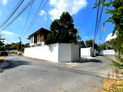 บ้านเดี่ยว สุขุมวิท ชั้นนอก : 💙💛บ้านเดี่ยวหรู ทำเลทอง 📍ปรีดีพนมยงค์ 42  ✨  ❤️มีห้องนอนล่างสำหรับผู้สูงอายุ