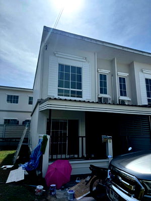 เช่าทาวน์โฮม ชลบุรี : ให้เช่าทาวน์โฮม หลังริม ม.เสนาวีว่า(เจซิตี้) ศรีราชา