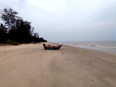 ที่ดิน ประจวบคีรีขันธ์ : ที่ดินไม่มีสิ่งปลูกสร้างติดชายหาดขนาด 2- 0- 20.7 ไร่  ตั้งอยู่บนหาดบ่อนอกอันสวยงาม ใกล้กุยบุรี