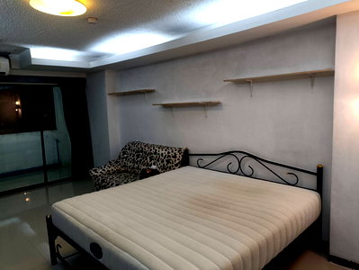 Condos for rent Ratchadaphisek Road : For rent Sriwara Mansion 1, 15th floor.