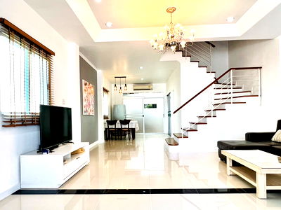 เช่าทาวน์โฮม วิทยาลัยดุสิตธานี : ให้เช่า ทาว์นเฮ้าส์ ทาว์นโฮม 3 ชั้น หลังมุม ถนนศรีนครินทร์ ใกล้สถานีรถไฟฟ้าสายสีเหลืองเพียง 300 ม. ใกล้ห้างพาราไดซ์ ทางด่วนบางนา-ชลบุรี