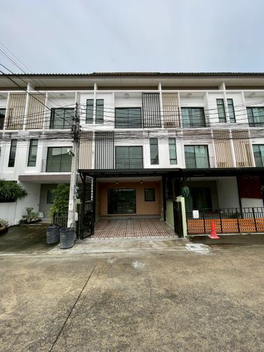 3-bed townhouse for rent, 180 sqm, 20 sq wah, Patio Srinakarin - Rama 9