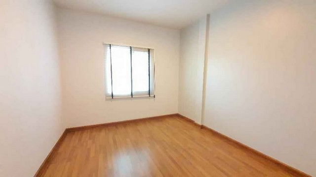 รูป HR3267ให้เช่าทาวน์โฮม 3 ชั้นหลังมุม The Ricco Town วัชรพล พื้นที่ใช้สอยจุใจ 200 ตร.ม. ทำเลดีมาก จดทะเบียนบริษัท/ทำออฟฟิศได้ เฟอร์ครบพร้อมอยู่ - รูปที่ 5/23