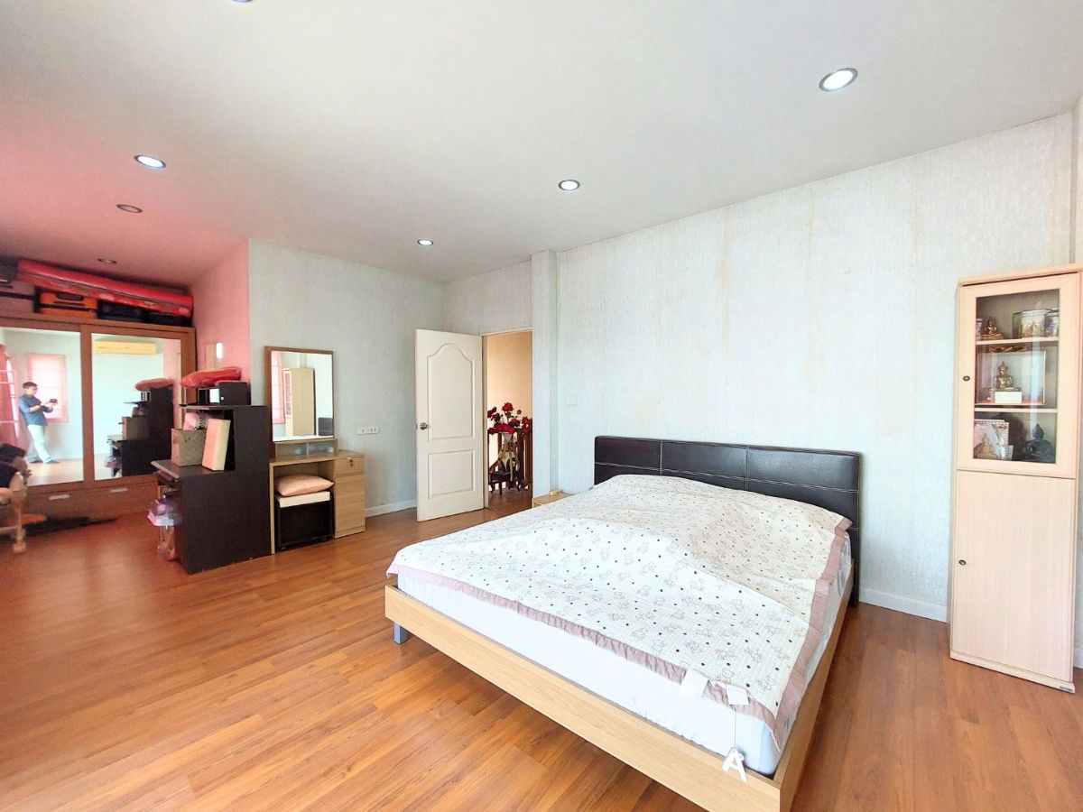 รูป บ้านเดี่ยวหลังมุม ราคาถูกกว่าบ้านแฝด! ธัญรดา วัชรพล-เพิ่มสิน เพียง 4.39 ล้านเท่านั้น - รูปที่ 29/36