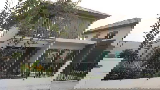 Single house! Already extended with a built-in back kitchen and an extra front living area.