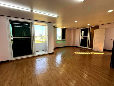 คอนโดให้เช่า : ให้เช่าคอนโด เจริญนครริเวอร์เพลส อาคาร 1 ชั้น 4 2 ห้องนอน ขนาด 110 ตรม ใกล้ ศูนย์การค้ารอยัลการ์เด้นพลาซ่า