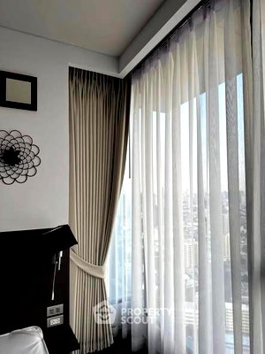 Condos for rent : High-Floor 1-BR 30 Sqm At The Lumpini 24, BTS Phrom Phong (ID 2680982)
