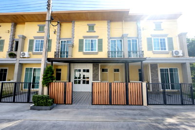 ทาวน์โฮม ม.นานาชาติแสตมฟอร์ด : ทฮ.โกลเด้นทาวน์ อ่อนนุช พัฒนาการ 