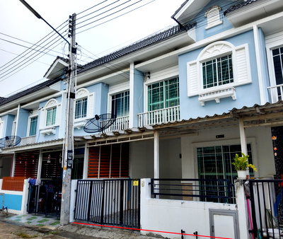 ทาวน์โฮม  นาป่า ชลบุรี : ทาวน์เฮ้าส์ สำหรับขาย ทาวน์เฮ้าส์ ประภัสสร วิลล์ พานทอง-ชลบุรี