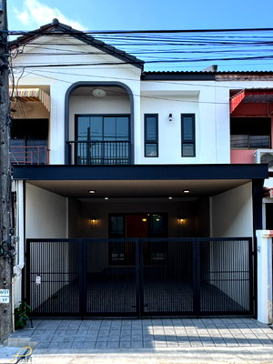 Townhouses for sale Muang Phuket Phuket : Fully Renovated 2-Storey Townhouse in Thepkrasattri Soi, Ratsada | Private Backyard with Green View | 3 Beds 2 Baths | 24 sq.wah 