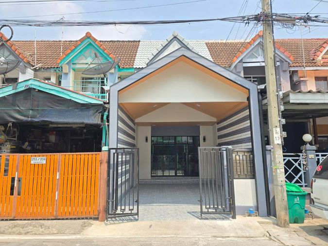  ทาวน์เฮาส์ 2 ชั้น หมู่บ้าน พูนสินธานี3 ซอย5 รีโนเวทใหม่ พร้อมอยู่ ซอยเคหะร่มเกล้า 64 เฟอร์นิเจอร์สวยๆ ลาดกระบัง ใกล้สนามบินสุวรรณภูมิ
