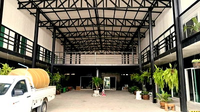 เช่าสำนักงาน ถนนรัชดาภิเษก : อาคารให้เช่าทำเลทอง รัชดา ใกล้ MRT ห้วยขวาง 1,500 ตร.ม.  พร้อมลานจอดรถ เหมาะทำธุรกิจหลากหลาย หลังคาสูง 8 เมตรหายาก! อาคารเช่าแบบนี้ทำธุรกิจได้ทันที