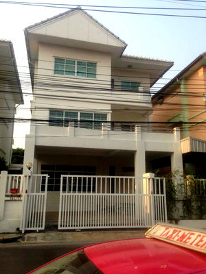 Houses for rent Lat Phrao Road : WS6770 🏡✨ 3-story detached house for rent | Pracha Rat Bamrung 26, Huai Khwang ✨🏡 Only 65,000 baht/month