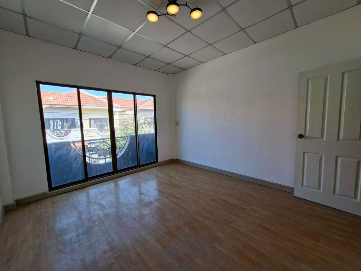 รูป ขายทาวน์เฮ้าส์ 2 ชั้น หมู่บ้านรุ่งกิจวิลล่า 11 ซ.ร่มเกล้า 32 บ้านสวย รีโนเวทใหม่ (N.2015) - รูปที่ 7/8