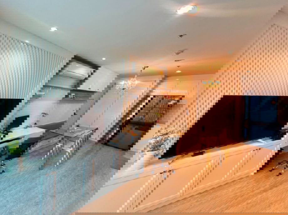 picture For sale: Rhythm Sukhumvit 42. Spacious bedroom with good lighting and a dedicated workspace. Convenient location. I Code DS1298 Line : @Dstay - 3/7