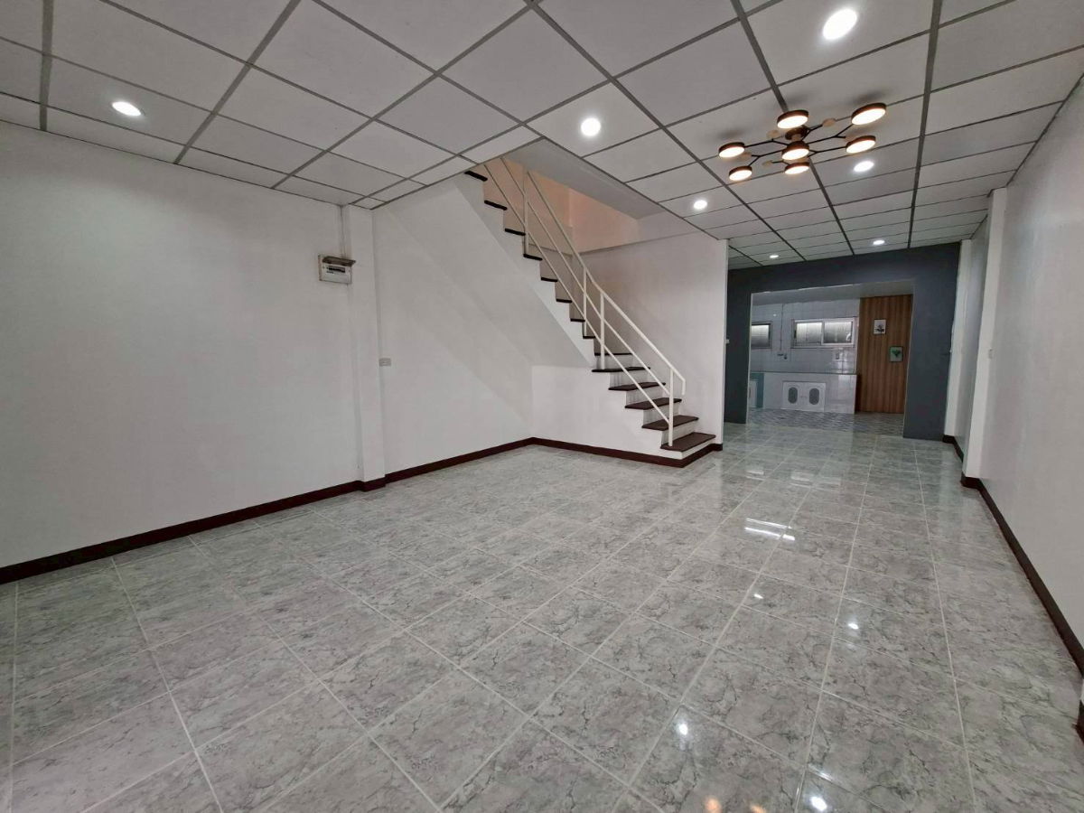 รูป ขายทาวน์เฮ้าส์ 2 ชั้น หมู่บ้านรุ่งกิจวิลล่า 11 ซ.ร่มเกล้า 32 บ้านสวย รีโนเวทใหม่ (N.2015) - รูปที่ 3/8