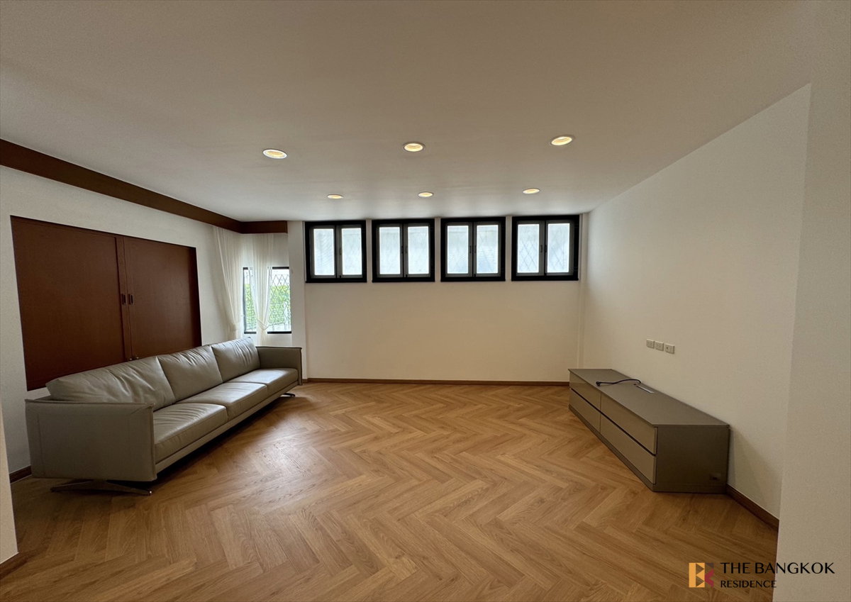 รูป Elegant 3BR Residence in Ruamrudee 💎 Beautifully Furnished, Near BTS Phloen Chit - รูปที่ 2/8