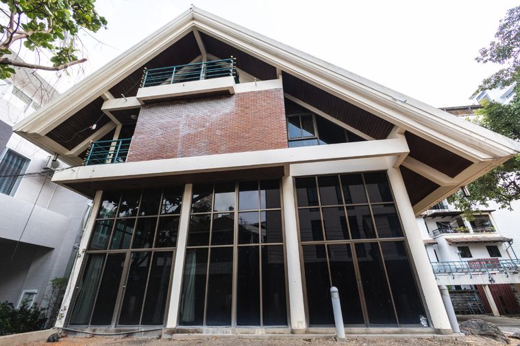 Rent Corner detached house in the heart of Sukhumvit 24, near Phrom PhongBTS station and Emporium. Spacious living area. _BL179