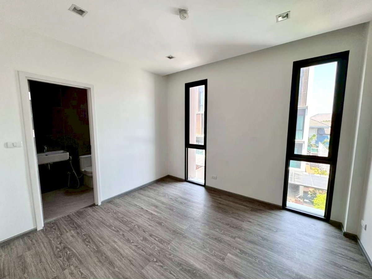 รูป [ให้เช่า] ทาวน์โฮม/โฮมออฟฟิศ 3 ชั้นครึ่ง หลังมุม Double Volume 6 เมตร📍ออเธน (Authen) ลาดพร้าว-นาคนิวาส📍ใกล้ Central Eastville  - รูปที่ 9/16