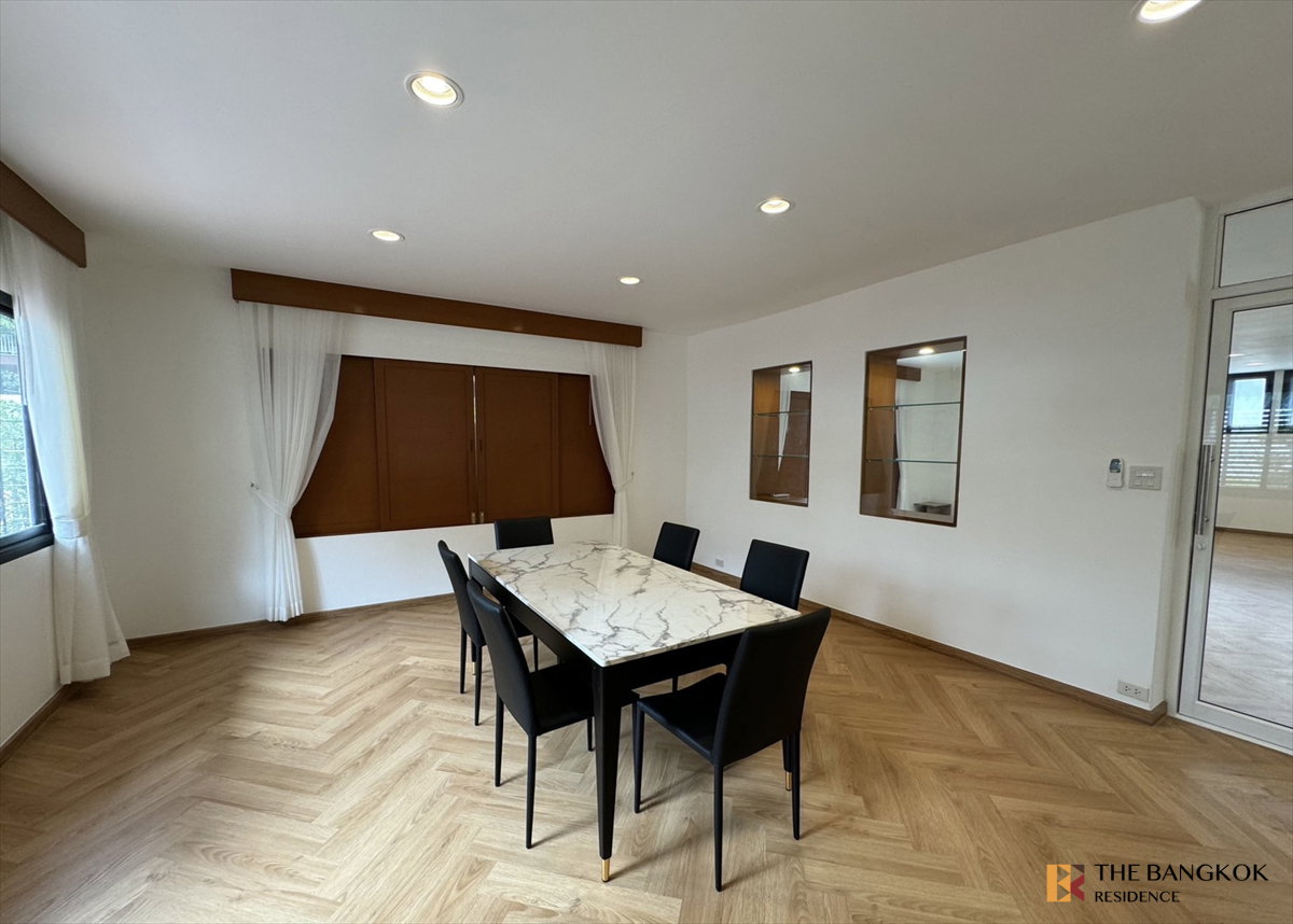 รูป Elegant 3BR Residence in Ruamrudee 💎 Beautifully Furnished, Near BTS Phloen Chit - รูปที่ 6/8