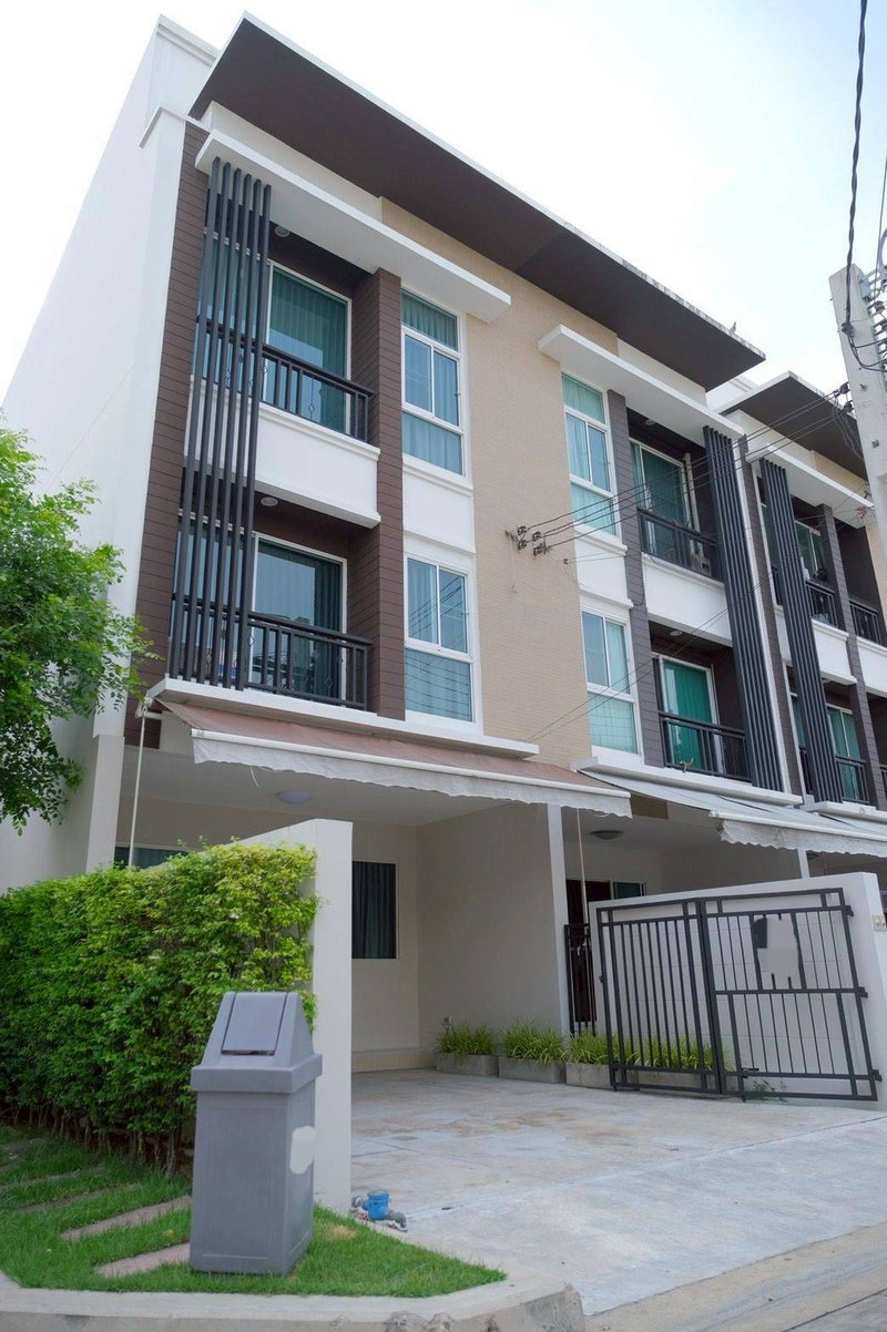 ขายทาวน์โฮม : 273AGLE🔥 บ้านกลางเมือง โชคชัย 4 ซอย 50 ทำเลเมือง ราคาดี 5.5 ล้าน 