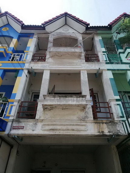 รูป *** ลดสุดพิเศษ ขายทาวน์เฮ้าส์ 3 ชั้นตามสภาพในหมู่บ้านวิเศษสุขนคร ประชาอุทิศ 79 - รูปที่ 1/16