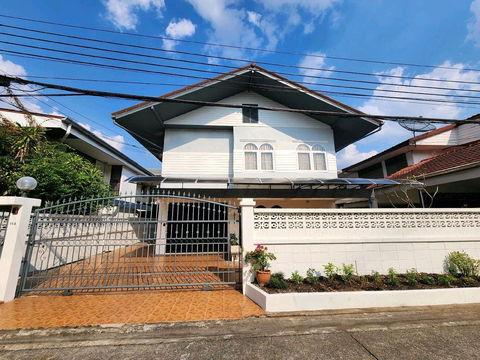 WS6786 🏡 Detached house for rent in Huai Khwang, large house, near MRT Huai Khwang, only 130,000 baht/month.