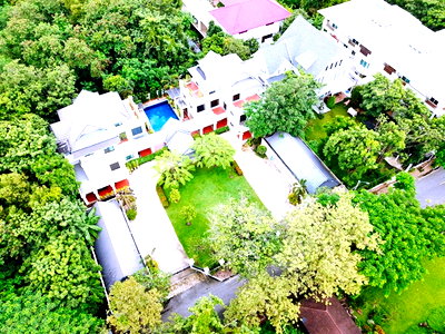 เช่าบ้านเดี่ยว รร.แย้มจาดวิชชานุสรณ์  : สนามกอล์ฟ 18 หลุม ซอยเสรีไทย 51-61 4นอน ให้เช่าคฤหาสน์ 3ชั้น 200ตารางวา Chocolate Ville 2.1 กม. 1,200ตรม. 3น้ำ