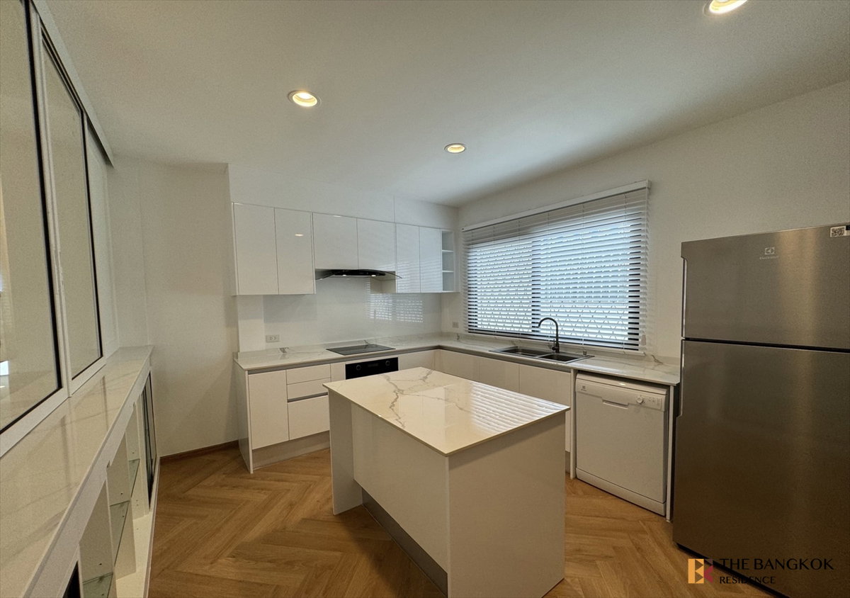 รูป Elegant 3BR Residence in Ruamrudee 💎 Beautifully Furnished, Near BTS Phloen Chit - รูปที่ 7/8