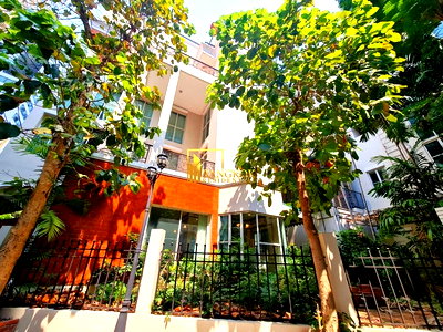 เช่าทาวน์โฮม ทองหล่อ 13 : Baan Klang Krung Thonglor - Spacious 4 Bed Townhouse in Central Thonglor - BR8777TH