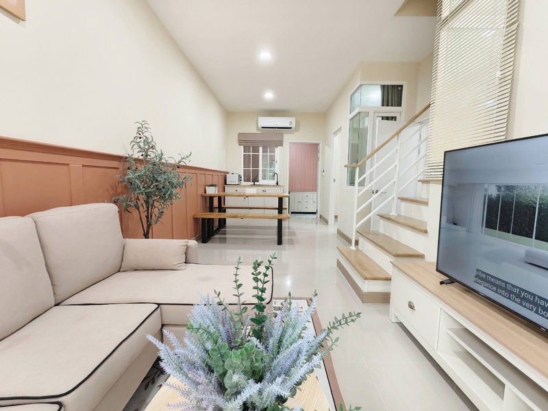 ทาวน์โฮมให้เช่า : ให้เช่า Golden town ฟิวเจอร์ รังสิต พร้อมอยู่ 3นอน ( Line : @condo999 )