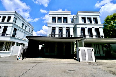 Twin houses for sale Bangkok : Urgent Sale – Luxury 3-Storey Twin House at Eton Residence Kaset–Nawamin – Ramintra | Brand New | Over THB 3 Million Interior Built-ins