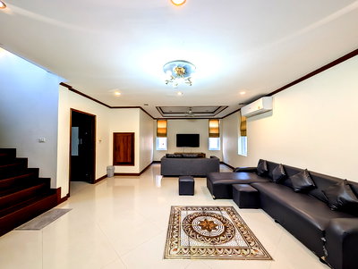 เช่าบ้านเดี่ยว ชลบุรี : House with Private Pool for Rent in Pratumnak Hill