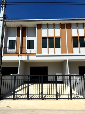 ทาวน์โฮม ลาดหลุมแก้ว ปทุมธานี : ผ่อนถูกกว่าเช่า ทาวน์โฮมหลังใหญ่ หน้ากว้าง เพียง 2.3 ลบ 