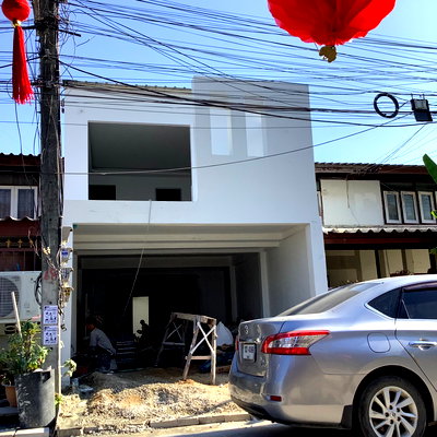 Townhouses for sale Nong Prue, Chonburi : Townhouse by the seaside, adjacent to Lotus Thepiprasit, situated behind the Outlet Mall and Thepiprasit Market.