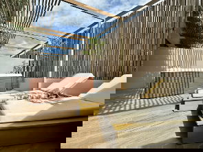 รูป ขายด่วนโดยเจ้าของ | อพาร์ตเมนต์หรู 1 ห้องนอนในย่านลายัน ภูเก็ต | ระเบียงส่วนตัวพร้อมจากุซซี่ - รูปที่ 13/13