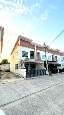Townhouses for sale Chonburi : Corner unit Townhouse in Pattaya - situated in a village in the center of Pattaya near Motorway