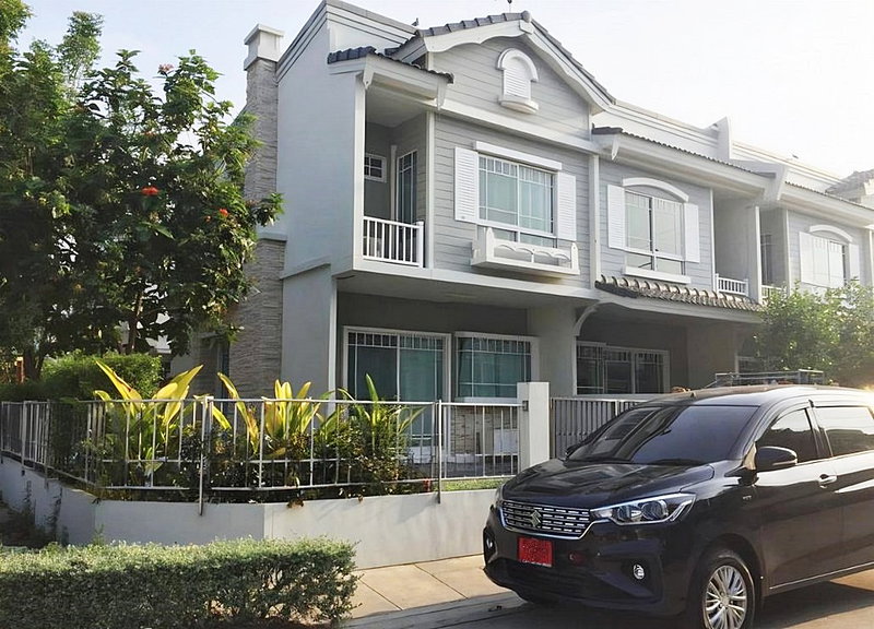 ขายทาวน์โฮม : Call : 081-828-8758 ปรับราคาลดพิเศษ!! โครงการ Villaggio Bangna ทาวน์โฮมแปลงมุม 31.8 ตร.วา 2 ห้องนอน 3 ห้องน้ำ แถมเฟอร์นิเจอร์ ใกล้ ABAC บางนา